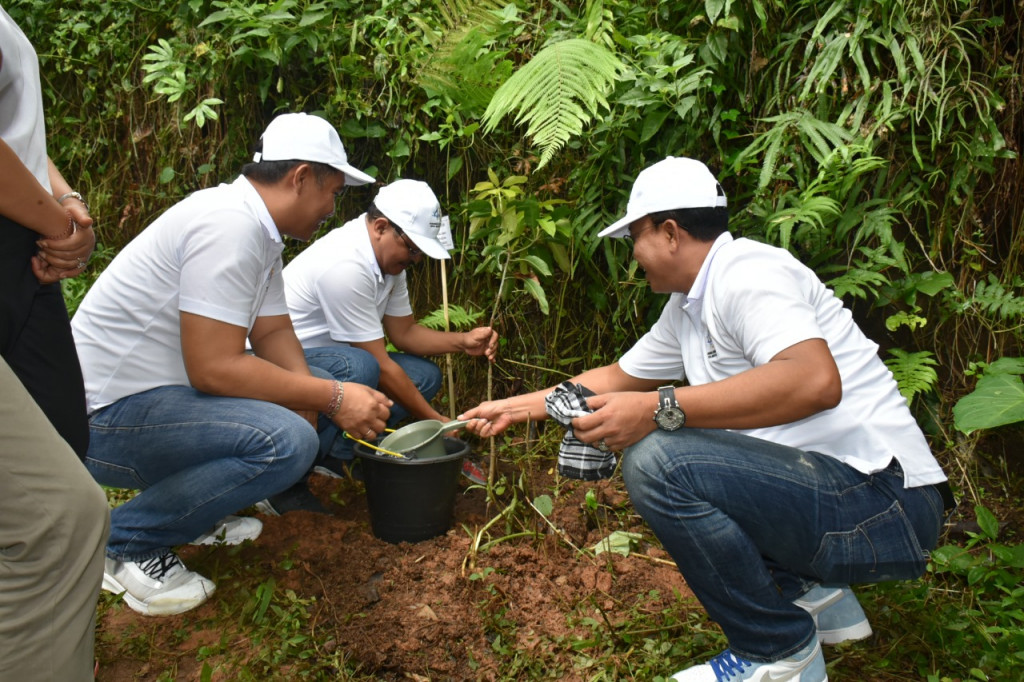Penghijauan Serangkaian HUT ke 46 Perumda Air Minum Tirta Mangutama di Desa Bongkasa Pertiwi